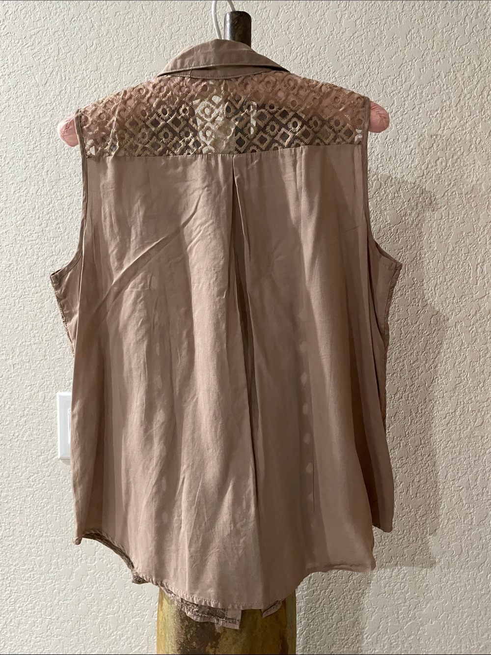 NWT JOY & CO Front Button collared Top. Camel color w embroidery, sleeveless Lg - Picture 5 of 10